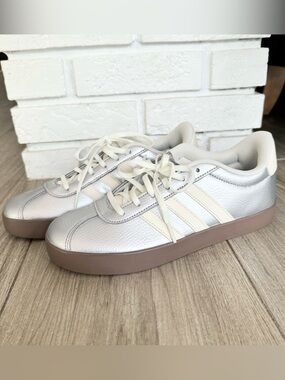 NWT Adidas VL Court 3.0 K Men’s Metallic Silver White Shoes Size 7 JQ7341